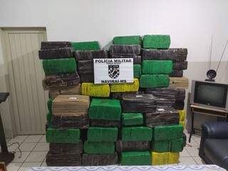 Fardos de maconha estavam armazenados em galpão e dois veículos. (Foto: Divulgação/Polícia Militar)