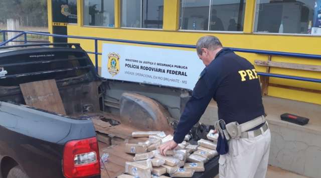 PRF encontra 207 quilos de maconha sob assoalho de picape na BR-163