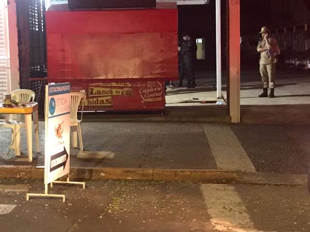 Ap&oacute;s briga de motoentregadores, um &eacute; baleado na cabe&ccedil;a em frente a col&eacute;gio