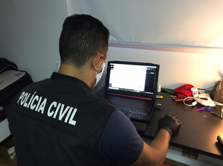 Polícia Civil cumprindo os mandados de busca e apreensão na casa dos alvos (Foto: divulgação/Polícia Civil)