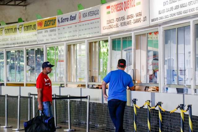 Na rodovi&aacute;ria, c&atilde;es da PM encontram 7 tabletes de maconha na bagagem de jovem