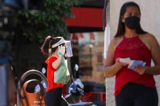 Pedestres usando máscaras de proteção no Centro de Campo Grande. (Foto: Marcos Maluf)