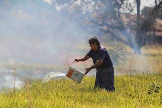 Um dos brigadistas ajudando no combate às chamas. (Foto: Marcos Maluf)