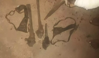 Duas calcinhas foram encontradas ao lado das ossadas (Foto: Direto das Ruas)