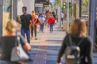 Movimentação de pessoas no Centro de Campo Grande. (Foto: Marcos Maluf)