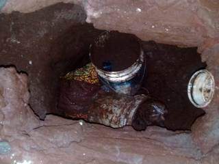 Túnel estava sendo escavada sob o vaso sanitário da cela. (Foto: Ultima Hora)