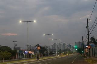 Em Campo Grande, dia amanheceu entre nuvens e possibilidade de chuva está prevista para a tarde. (Foto: Henrique Kawaminami)