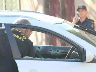 Carro onde estava a vítima de execução no local do crime, alvejado de tiros. (Foto: Arquivo/Campo Grande News)