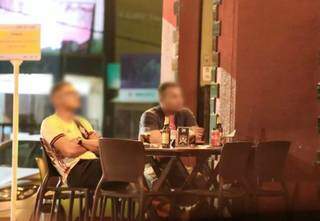 Homens tomam cerveja sem álcool em bar no Centro. (Foto: Marcos Maluf)