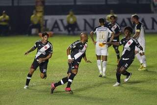 Fellipe Bastos comemora o primeiro gol do Vasco no Brasileirão (Foto: Rafael Ribeiro/Vasco)