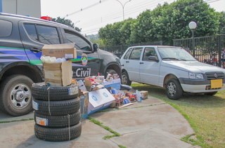 Material e carro (Fiat Uno do órgão) apreendido nesta manhã na casa do servidor (Foto: Silas Lima)