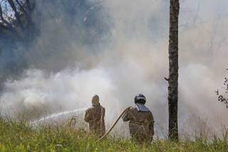 Militares em outro ponto da área queimada, tentando controlar incêndio (Foto: Marcos Maluf)
