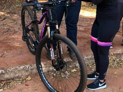 Assaltantes derrubam mulher para roubar bicicleta de R$ 2 mil