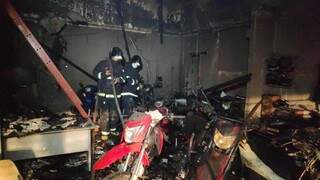 Bombeiros na loja de motos, destruida por incêndio durante a madrugada (Foto: Osvaldo Duarte)