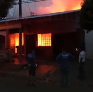 Curto-circuito provoca inc&ecirc;ndio e destr&oacute;i casa e bar no Conjunto Aero Rancho