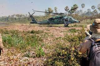 Ação de combate a incêndios com helicóptero na região do Pantanal (Foto: Divulgação)