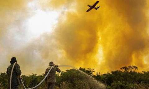 Enquanto Ibama segura recursos, queimadas expulsam 200 ribeirinhos do Pantanal