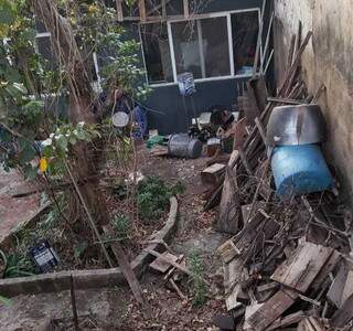 Casa com sujeira acumulada no Bairro Coophatrabalho.(Foto: Direto das Ruas)