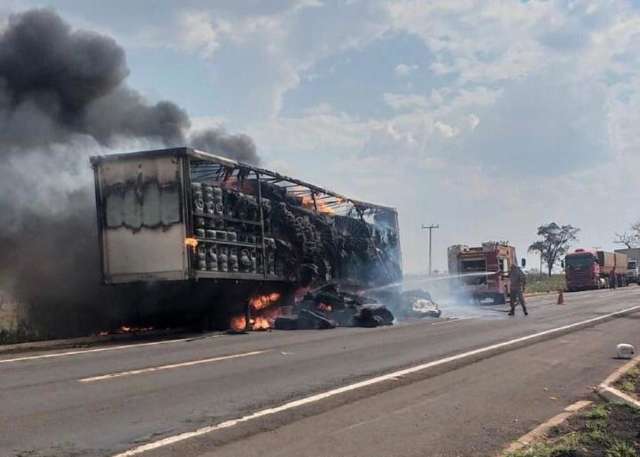 Inc&ecirc;ndio destr&oacute;i carreta com carga de algod&atilde;o na BR-267