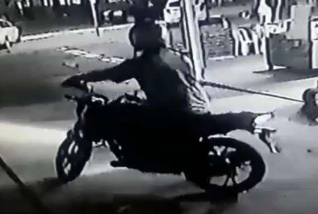 Moto usada em fuga ap&oacute;s assassinato de entregador &eacute; encontrada