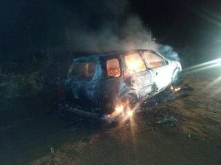 Carro sendo destruído pelo fogo, na zona rural de Capitán Bado (Foto: Última Hora)