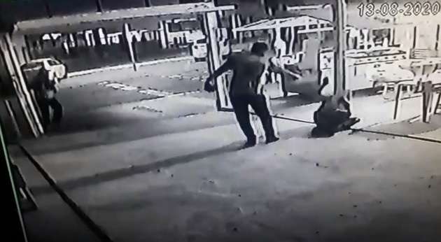 C&acirc;meras de seguran&ccedil;a flagraram momento em que motoentregador &eacute; morto por colega