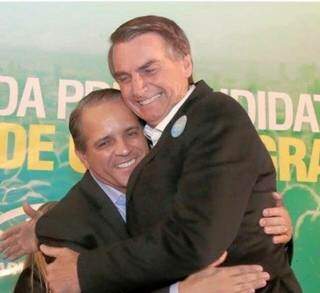 Deputado Carlos Alberto David e Jair Bolsonaro se abrançando em evento (Foto: Assessoria do deputado/Divulgação)