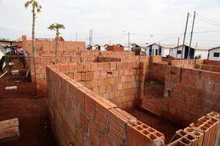 Casas em construção para moradores do Bom Retiro (Foto: PMCG)