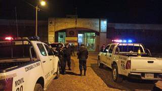 Policiais paraguaios em frente à penitenciária de Pedro Juan Caballero, ontem à noite (Foto: Marciano Candia/Última Hora)