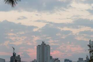 Céu de Campo Grande amanheceu com bastante nuvens nesta sexta-feira. (Foto: Henrique Kawaminami)