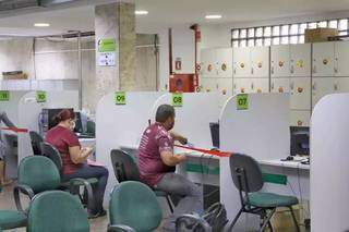 Candidatos durante atendimento na agência de emprego, localizada no Centro de Campo Grande (Foto: Paulo Francis)