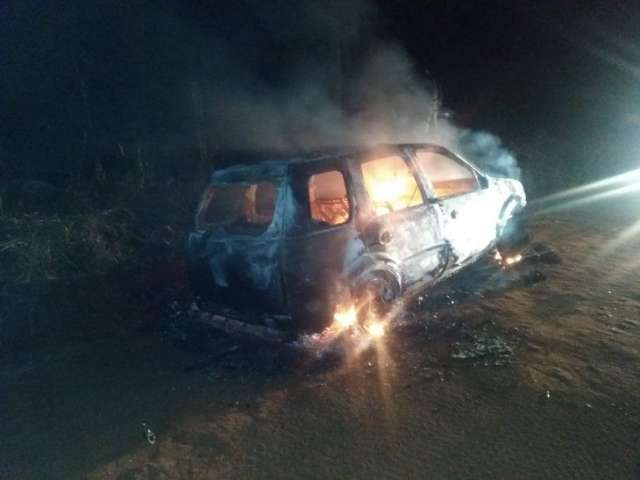 Carro &eacute; encontrado em chamas em &aacute;rea dominada pelo narcotr&aacute;fico