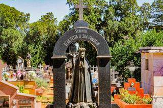 Imagem de santa em cemitério de Campo Grande. (Foto: Silas Lima)