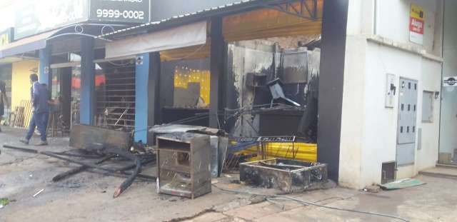 Inc&ecirc;ndio na madrugada atinge conveni&ecirc;ncia, loja de motos e lanchonete