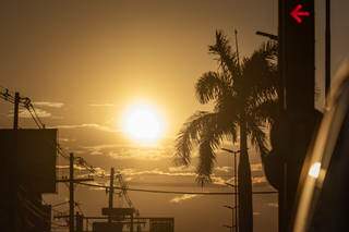 Amanhecer com sol brilhante forte visto da Avenida Eduardo Elias Zahran (Foto: Henrique Kawaminami) 