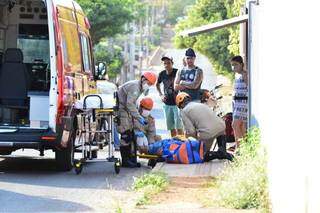 Motociclista ferido por um cabo de energia no Jardim Pênfigo (Foto: Vinícius Santana/Direto das Ruas)