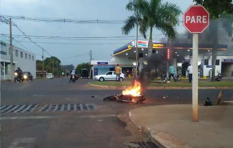 Ap&oacute;s bater contra carreta, moto explode e pega fogo em Nova Andradina