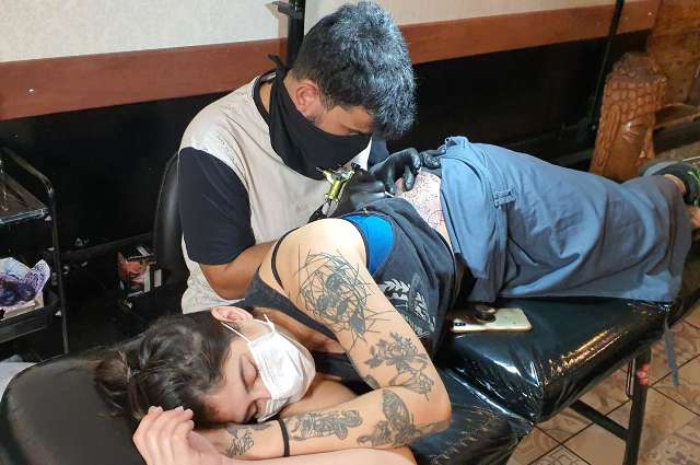 Tatuagem na pandemia inclui at&eacute; question&aacute;rio de h&aacute;bitos