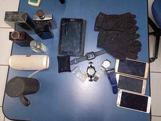 Relógios, perfumes importados e celulares apreendidos pela Polícia Militar. (Foto: Divulgação-PM)