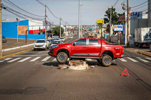 Caminhonete vai parar em cima de canteiro na Avenida Zahran 