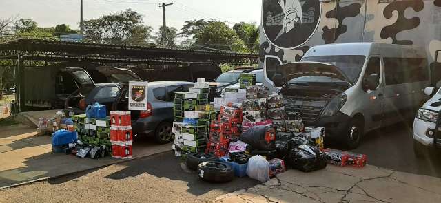 Pol&iacute;cia flagra comboio e apreende carros com 300 mil em produtos contrabandeados