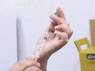 Profissional tira dose de vacina de ampola (Foto: Campo Grande News/Arquivo)