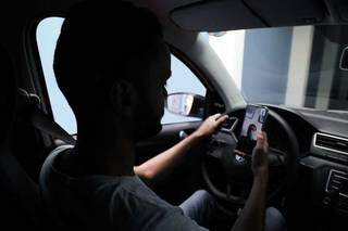 Dentro do carro, banco vira &#34;divã&#34; para terapia continuar em meio à quarentena. (Foto: Marcos Maluf)