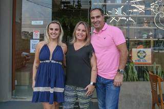 Thayse, Cristina e Renê, família de São Paulo que agora serve café e variedade de sabores ao campo-grandense. (Foto: Marcos Maluf)