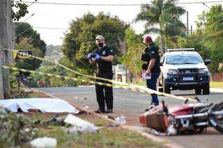 Policiais isolam local do acidente com vítima (Foto: Vinícius Santana)