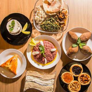 Há um menu completo com culinária árabe. (Foto: Amanda De Marchi)