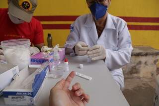 Teste rápido é um dos métodos usados para detectar casos do novo coronavírus (Foto: Kísie Ainoã/Arquivo)