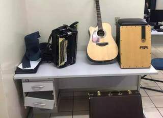 Instrumentos musicais foram apreendidos pela polícia (Foto: PMA/Divulgação)