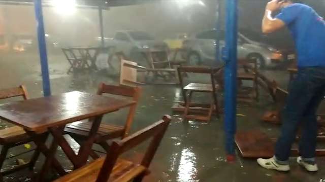 Temporal arrasta mesas, derruba barracas e atinge rede el&eacute;trica em Aquidauana