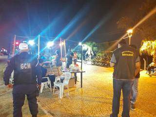 Equipes da Semadur e Guarda Civil durante fiscalização noturna (Foto: Divulgação)